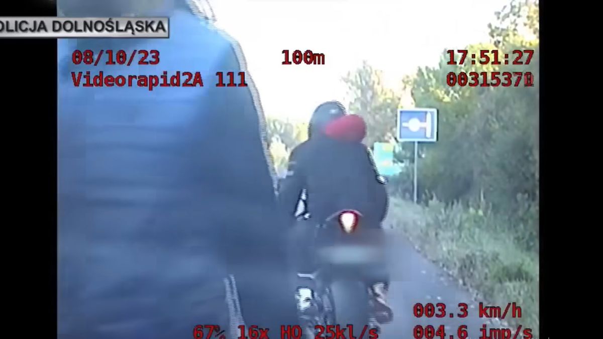 Motocyklista zaczął uciekać policjantom, gdy zostawił pasażerkę