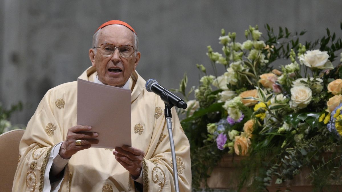 Easter Vigil mass in Saint Peter's Basilica at the Vatican City
epa12041627 A handout picture provided by the Vatican Media shows Cardinal Giovanni Battista Re presides over the Easter Vigil mass in Saint Peter's Basilica, Vatican City, 19 April 2025.  EPA/VATICAN MEDIA HANDOUT   HANDOUT EDITORIAL USE ONLY/NO SALES 
Dostawca: PAP/EPA.
VATICAN MEDIA HANDOUT
religion, bible, easter