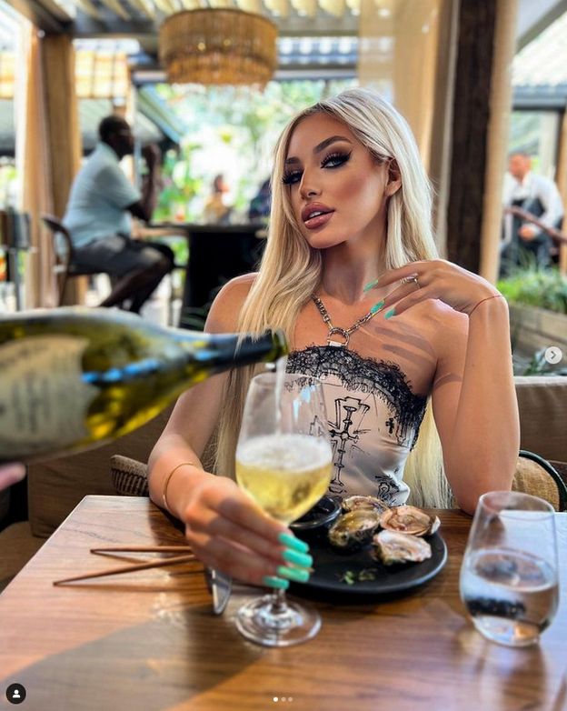 "Pogrążona w smutku" Caroline Derpienski informuje, że ODWOŁAŁA imprezę urodzinową! Wszystko przez "Dżaka". "Makijaż cały mi spłynął"