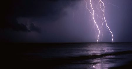Bezpieczeństwo nad wodą. Ratownik tłumaczy jak zachowywać się, gdy zastanie nas burza