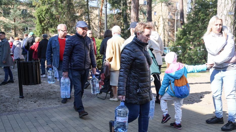 Otwock, 02.04.2025. Rozdawanie wody butelkowanej w Otwocku, 2 bm. Po awarii wodociągu woda jest niezdatna do picia i do celów sanitarnych. (ad) PAP/Rafał Guz ***Do tego materiału zdjęciowego dostępna jest również depesza w systemie CSI, pt.: Prezydent Otwocka: to najpoważniejsza awaria od kilkudziesięciu lat (krótka)***