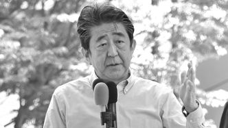 Były premier Japonii Shinzo Abe nie żyje. Został postrzelony przez zamachowca