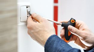 Ile kosztuje podłączenie włącznika światła? Oto stawki elektryków w 2026 r.