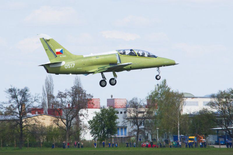 Pierwszy seryjny L-39NG podchodzi do lądowania