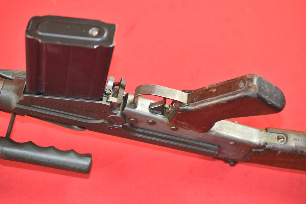 Spojrzenie na spód L1A1 (FN FAL), gdzie widać m.in. zwalniacz magazynka  oraz osłonę języka spustowego i chwyt pistoletowy.