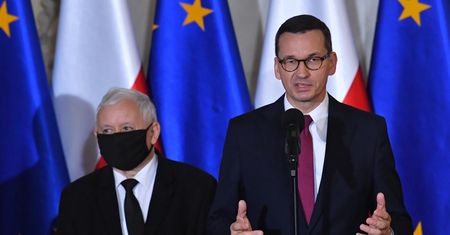 Po co Jarosław Kaczyński jedzie w delegację z premierem?