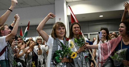 Greta Thunberg witana przez wiwatujący tłum po deportacji