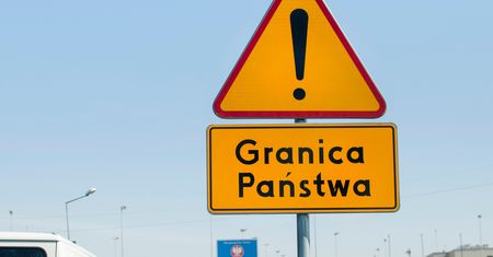 Fikcyjne firmy, szkoły i muzea. Tak przemycani są do Polski cudzoziemcy
