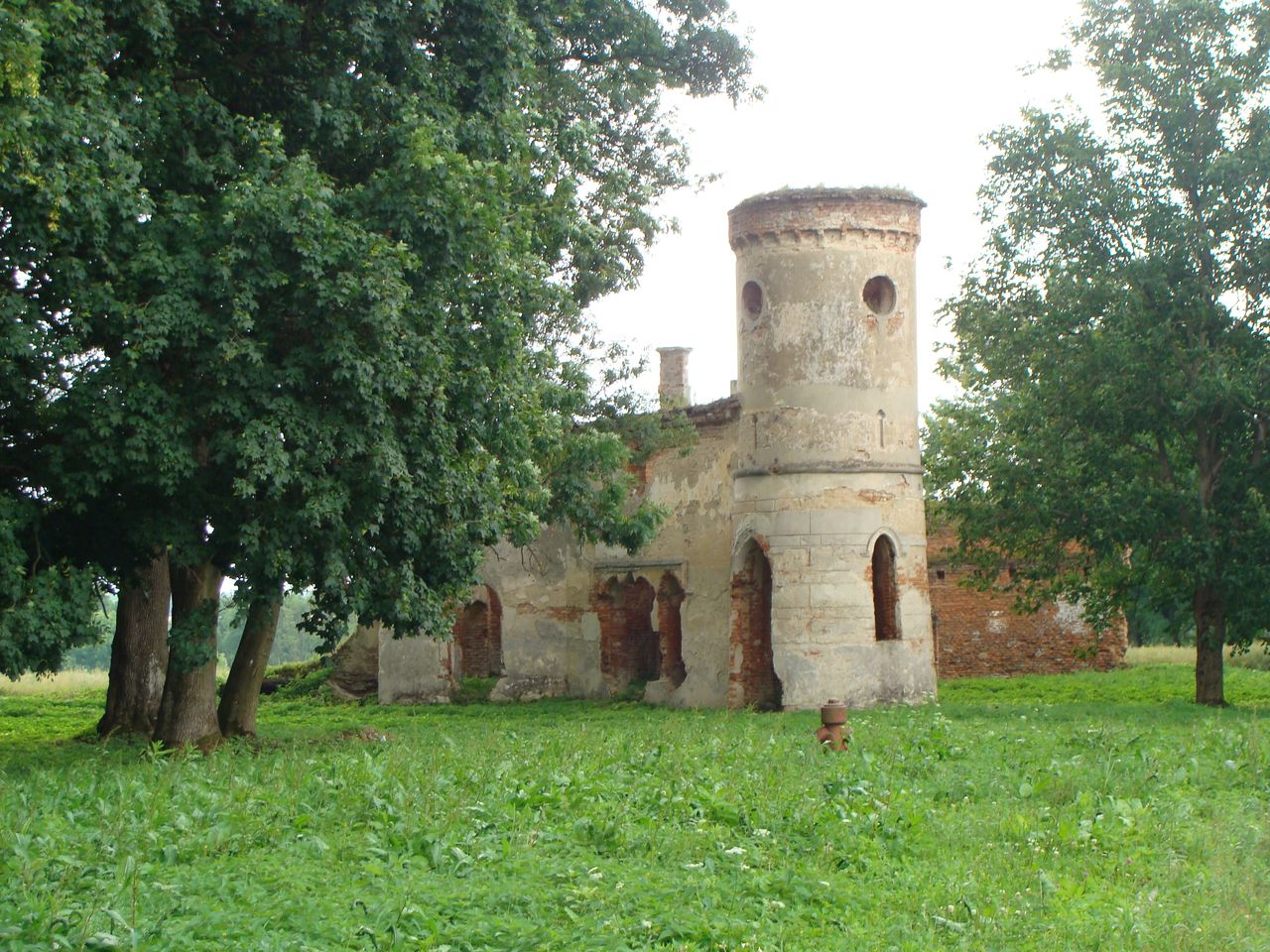 Ten pałac to nieodkryta przez turystów perła. Znajduje się na skraju Polski