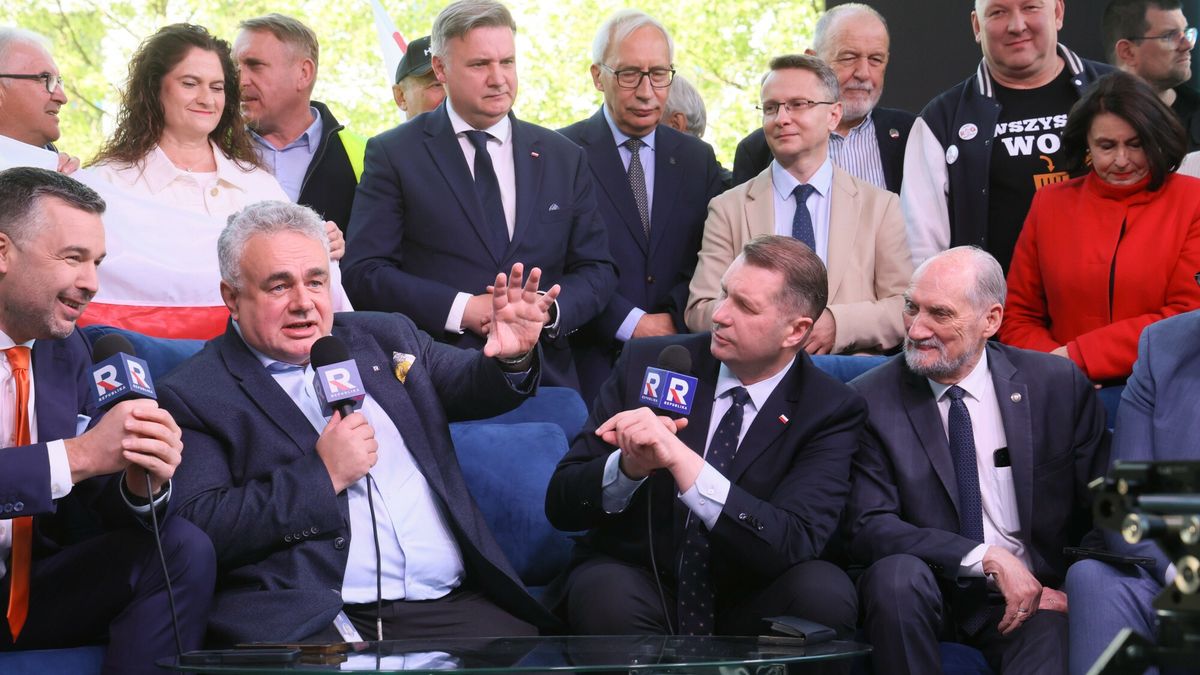 Tomasz Sakiewicz (na dole drugi z lewej), prezes Republiki. 