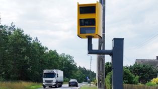 Darłowo: W gminie przybędzie 7 radarowych wyświetlaczy prędkości. Wykaz miejsc