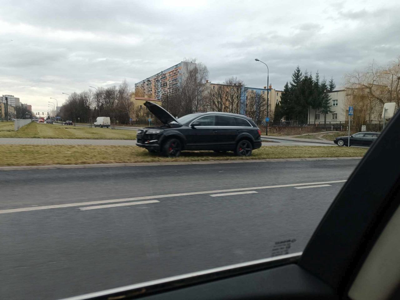 Zderzenie audi z pompą do betonu na rondzie przy Makro. Kierowcom nic się nie stało