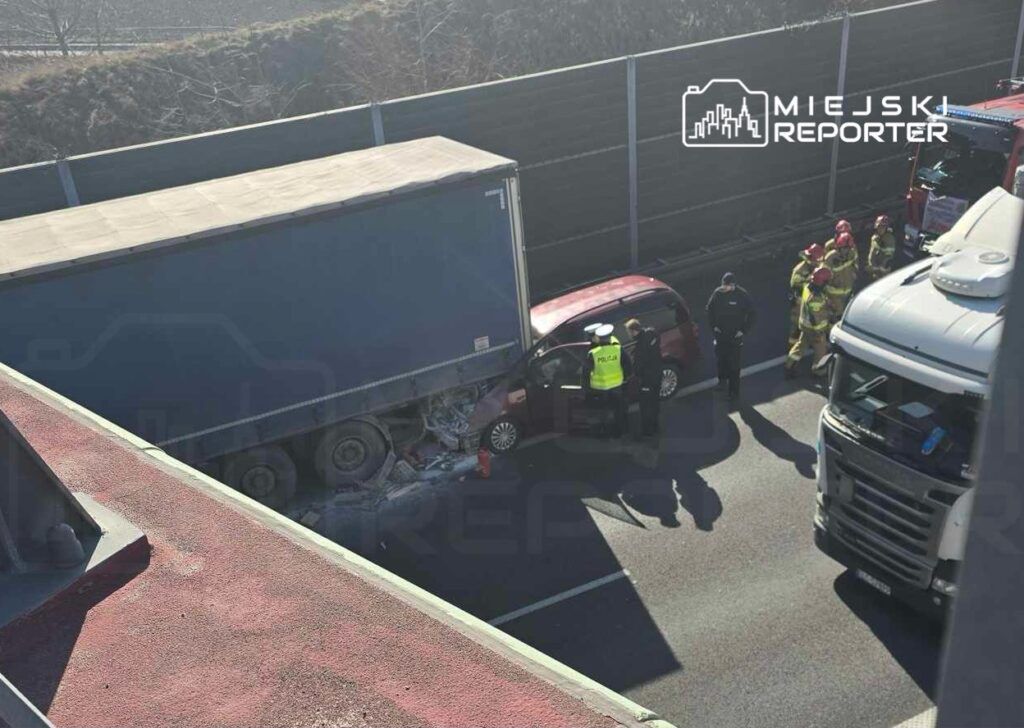 Wjechał w tył ciężarówki na autostradzie A2. Pojazd zaczął się palić