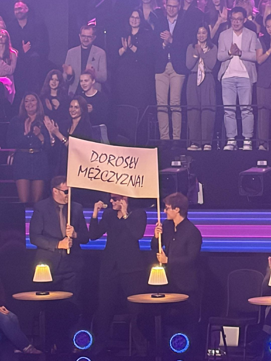 Aktorzy "Rodzinki.pl" z transparentem dla Mateusza Pawłowskiego