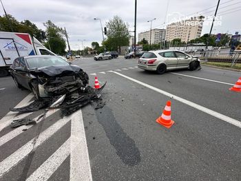 Skręcając w lewo doprowadził do wypadku i zbiegł. Policja szuka kierowcy Peugeota