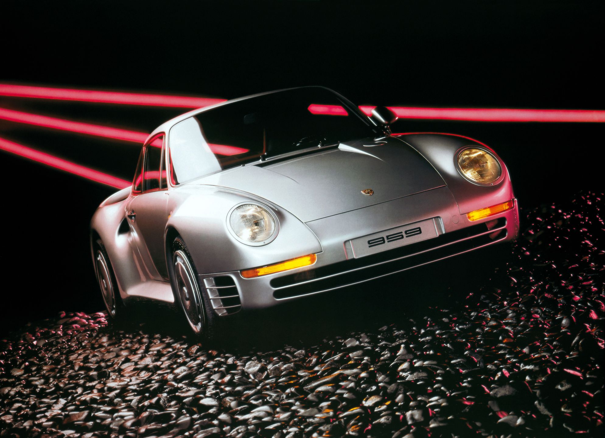 Porsche nie produkowało 959 samodzielnie. Proces ten odbywał się w firmie Baur istniejącej od 1910 roku. Wytwarzała ona między innymi BMW 2002, M1, Z1 i prowadziła modyfikacje nadwozi modeli różnych marek.