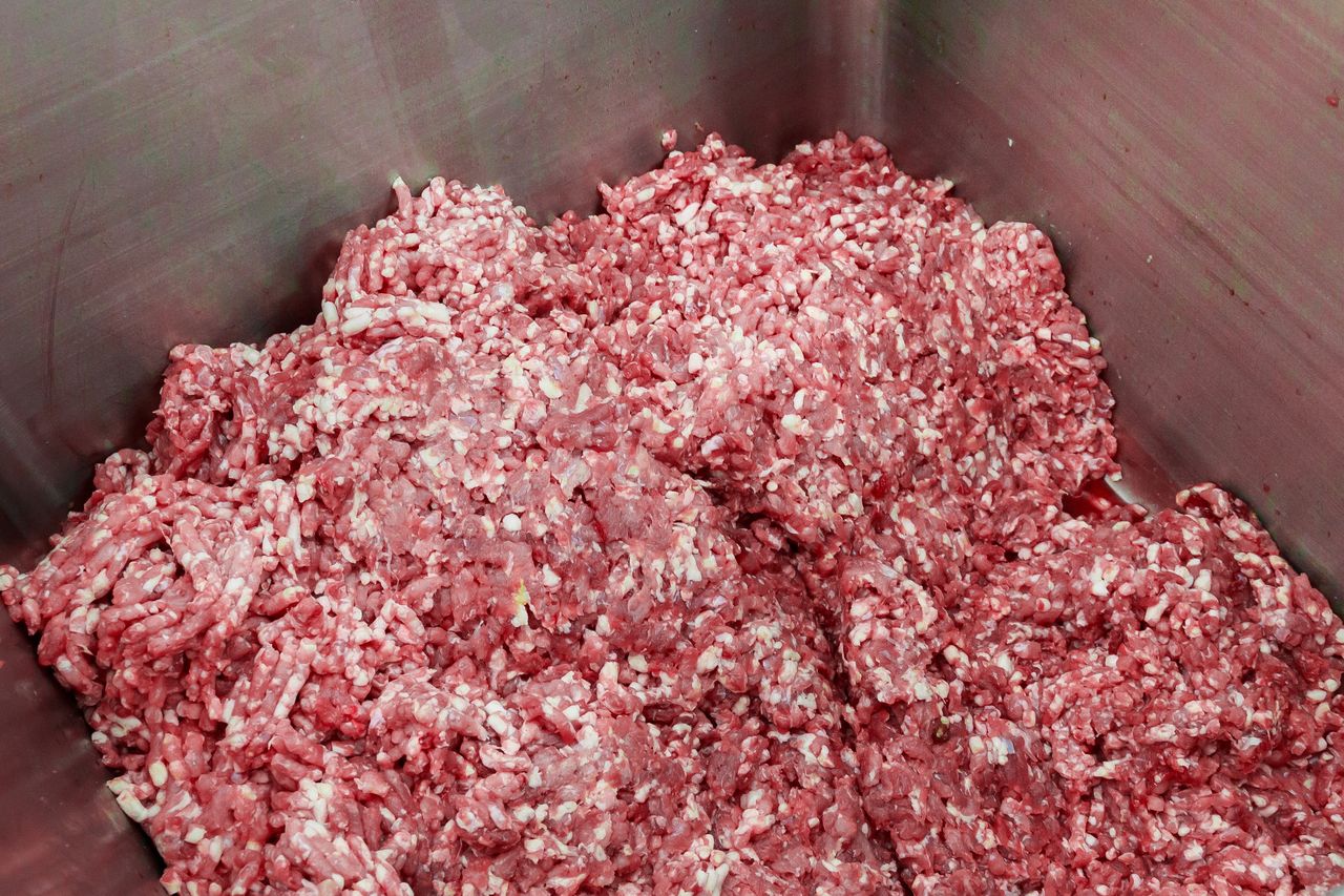 Polacy jedzą takie mięso na kilogramy. W środku zmielone skóry, kości i pazury