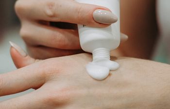 Kontrowersyjny składnik w kosmetykach. Czym jest PDRN?