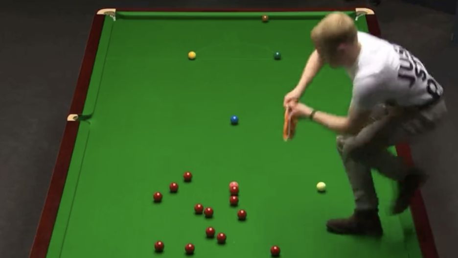 Aktywista klimatyczny z organizacji protestującej przeciwko inwestycjom brytyjskiego rządy w paliwa kopalne zakłócił mistrzostwa świata w snookerze