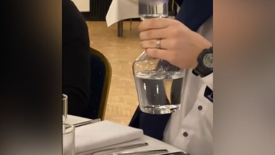 Pokazał, jak przemyca alkohol. Tak się bawi młodzież na studniówkach