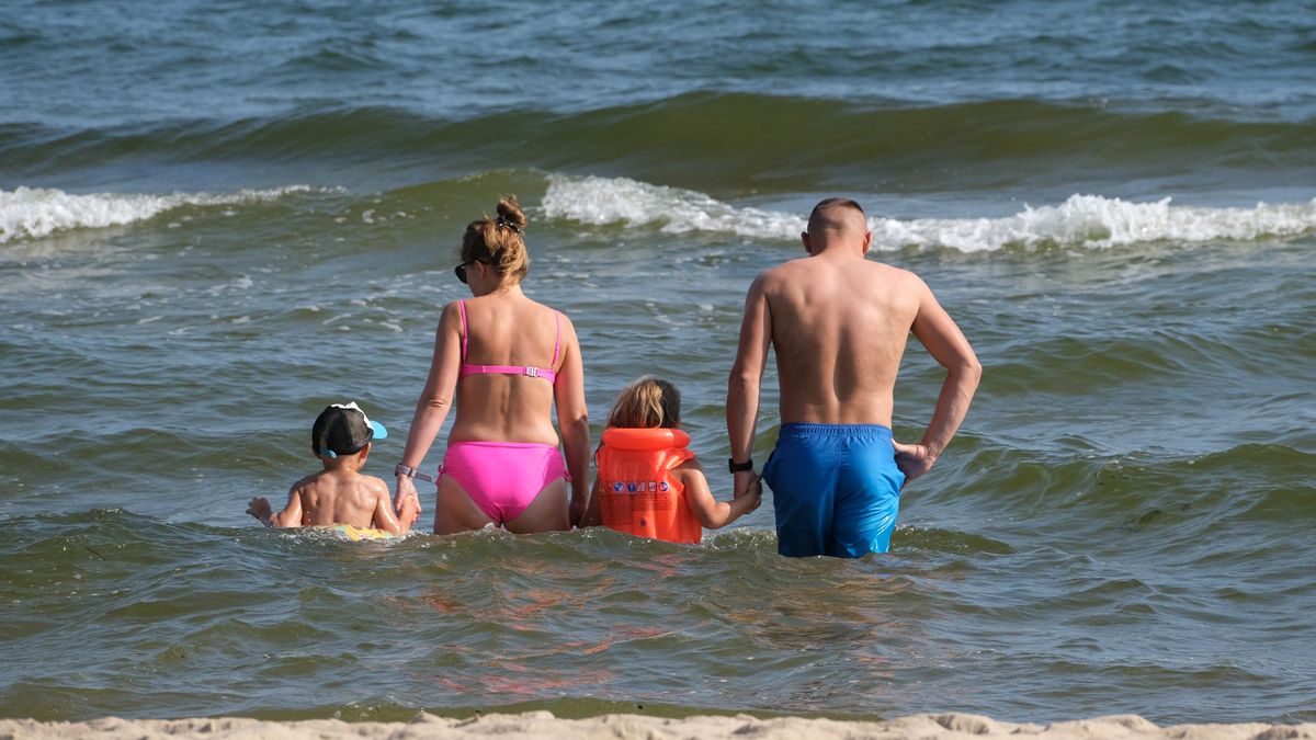 Dlaczego rodzice pozwalają dzieciom chodzić nago po plaży?