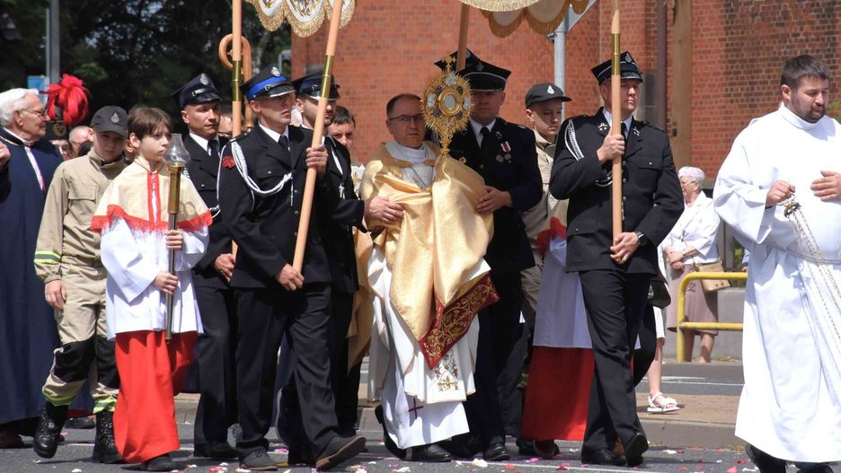 Duża procesja Bożego Ciała do czterech ołtarzy w Inowrocławiu 2025