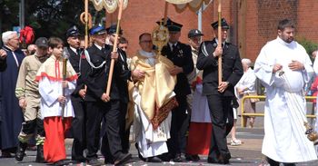 Boże Ciało 2025. Wierni uczestniczyli w Inowrocławiu w dużej procesji do czterech ołtarzy