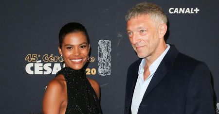 Vincent Cassel i Tina Kunakey na plaży w Rio de Janeiro. 31 lat młodsza żona aktora zachwyca