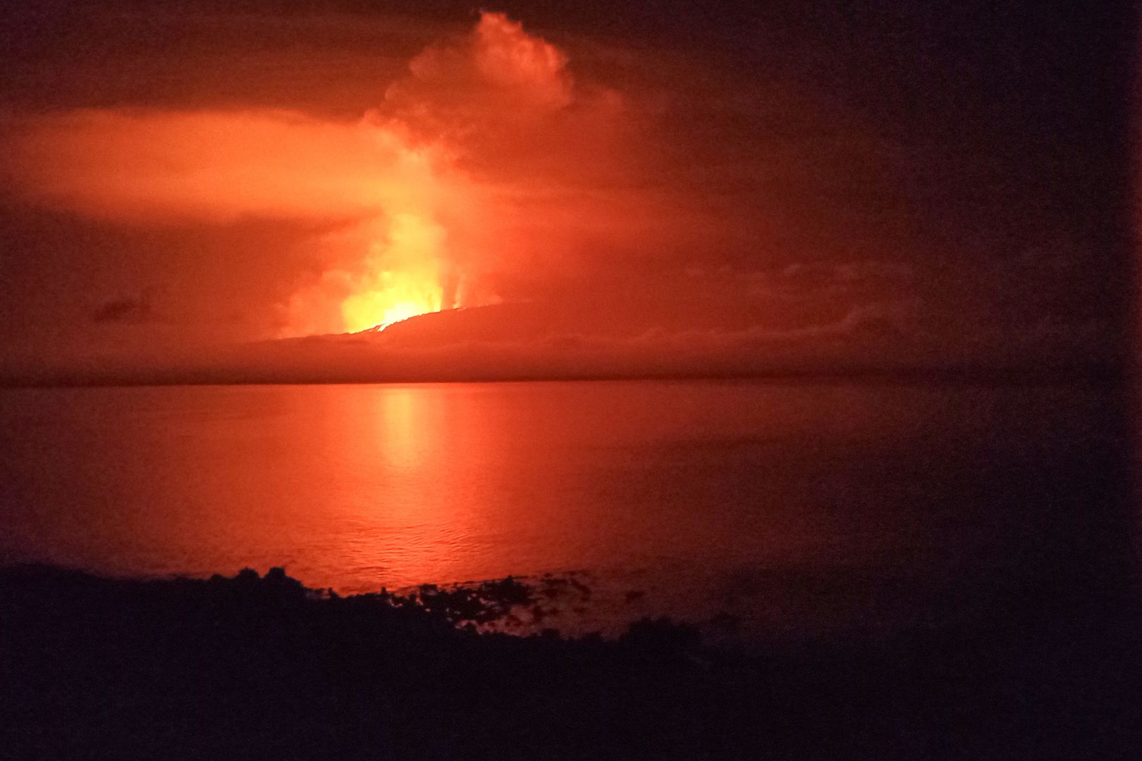 A handout photo made available by Parque Nacional Galapagos shows the eruption of La Cumbre volcano on Fernandina Island, in the archipelago of the Galapagos Islands, Ecuador, 02 March 2024 (issued 03 March 2024). The Fernandina volcano began a new eruptive process, four years after its last eruption in January 2020, as announced on 03 March by the Geophysical Institute of the National Polytechnic School of Ecuador in a special report. EPA/Domenica Guerrero HANDOUT MANDATORY CREDIT HANDOUT EDITORIAL USE ONLY/NO SALES HANDOUT EDITORIAL USE ONLY/NO SALES Dostawca: PAP/EPA.