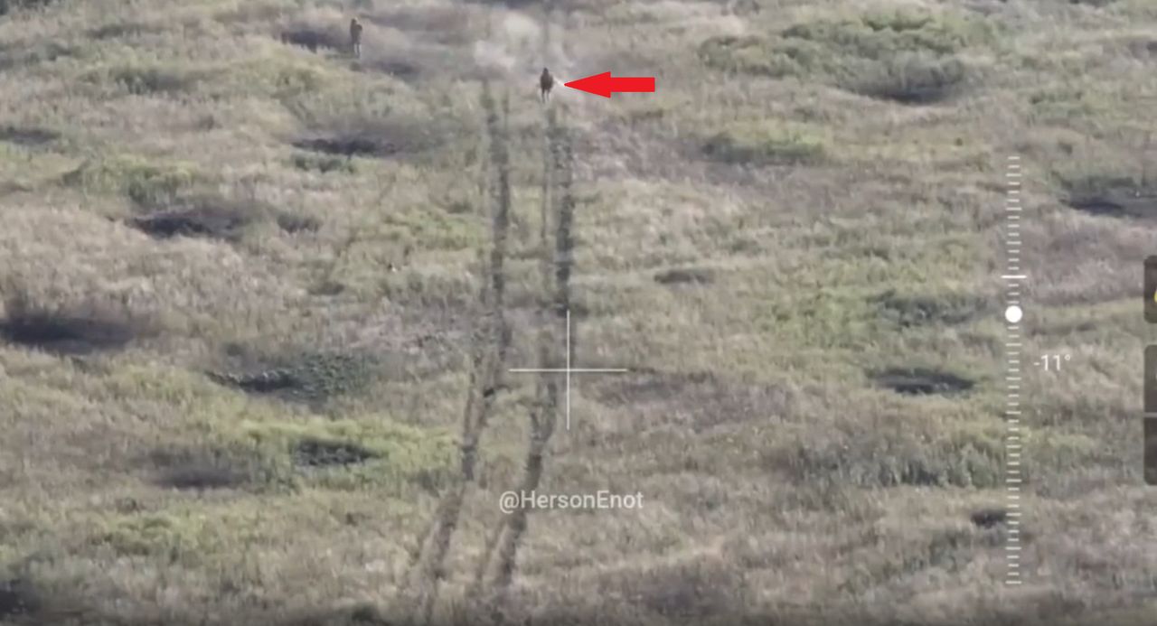 Pocisk z działa 2A70 kal. 100 mm dosłownie o włos minął ukraińskiego żołnierza. 