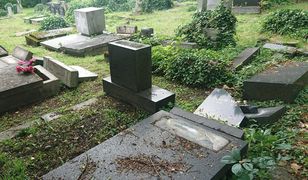 Bielsko-Biała. Sprawcy dewastacji nagrobków na cmentarzu żydowskim w rękach policji. Najstarszy ma 13 lat