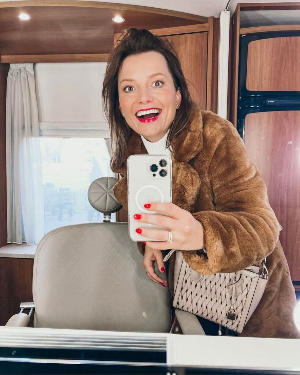 Influencerka przeprasza Edytę Pazurę za szkalowanie jej męża 