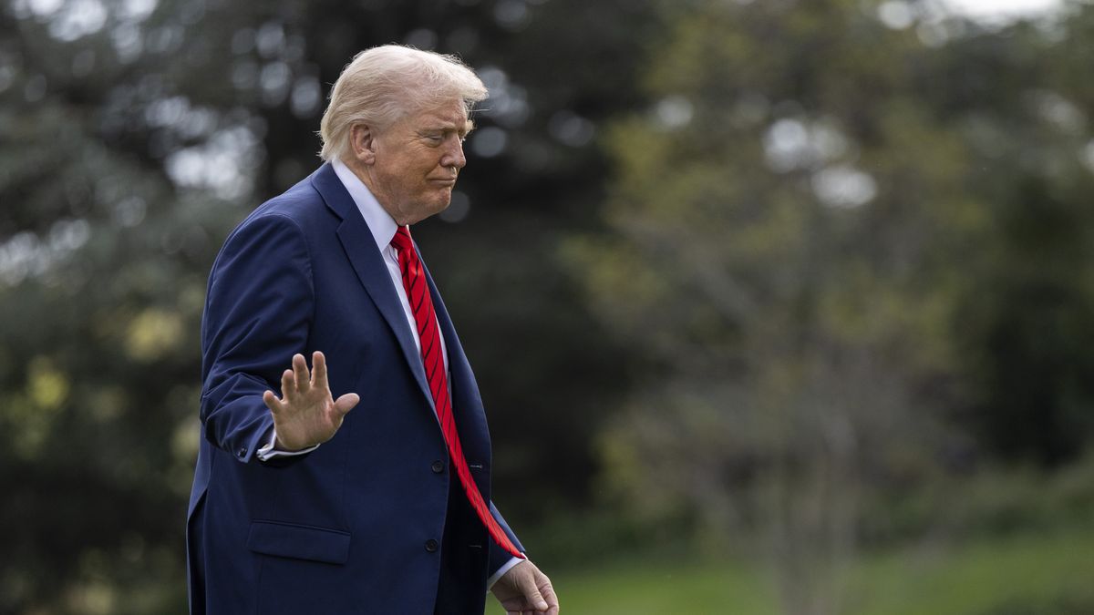 US President Donald Trump walks to the Oval Office from Marine One on the South Lawn of the White House in Washington, DC, USA, 10 October 2025. President Trump returned from Walter Reed National Military Medical Center where he had a semiannual physical. EPA/SHAWN THEW / POOL Dostawca: PAP/EPA.