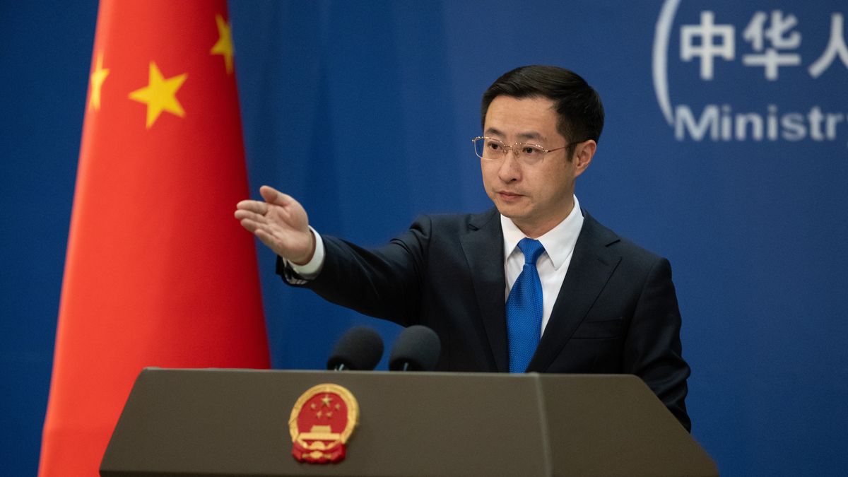 Chinese Foreign Ministry spokesperson Lin Jian speaks at a press conference in Beijing, China, 07 May 2025. Lin Jian addressed the recent conflict between India and Pakistan. The Indian government said it had carried out military strikes on nine sites in Pakistan in retaliation for the deadly militant attack on tourists in the popular tourist resort of Pahalgam in south Kashmir on 22 April 2025, which left 26 dead and several injured. EPA/JESSICA LEE Dostawca: PAP/EPA.