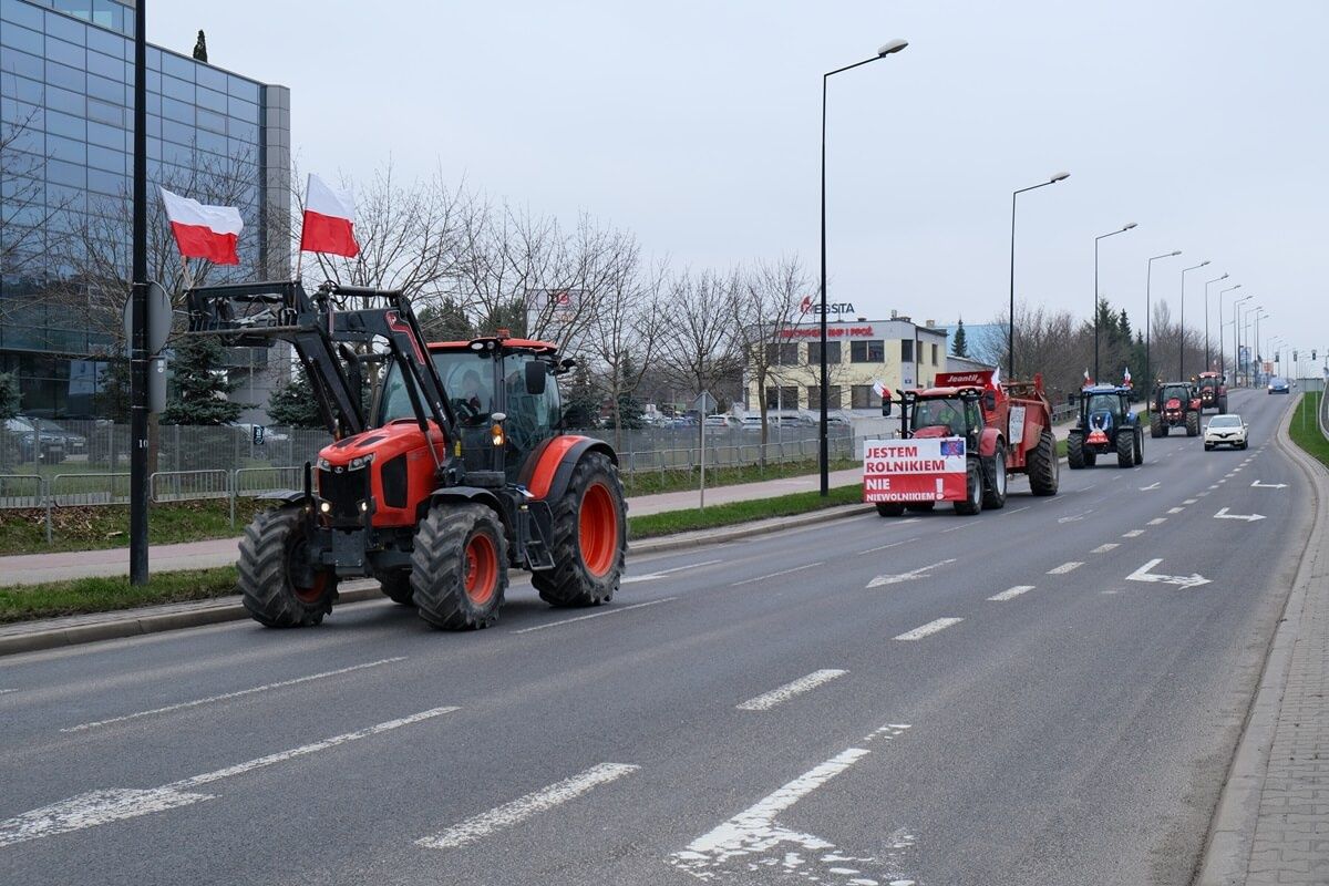 Traktory i kombajn zablokowały skrzyżowanie w centrum Lublina