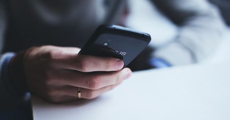 Dostałeś dziwnego SMS-a? Tym razem to nie oszustwo! Policja szuka...