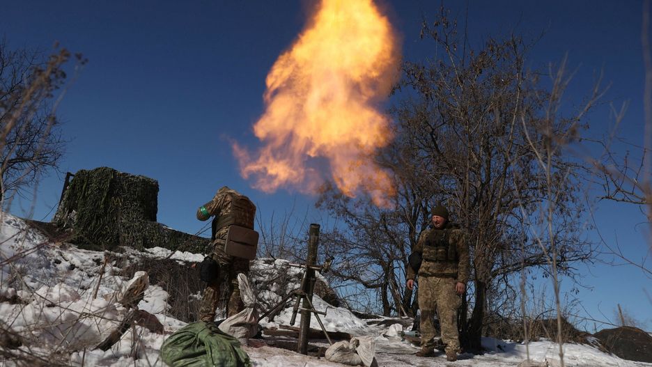 Ukraina - arch 2
Ukrainian servicemen fire a mortar toward the Russian position on a frontline not far from Bakhmut in Donetsk region on February 20, 2023, amid the Russian invasion of Ukraine. (Photo by Anatolii Stepanov / AFP)
ANATOLII STEPANOV