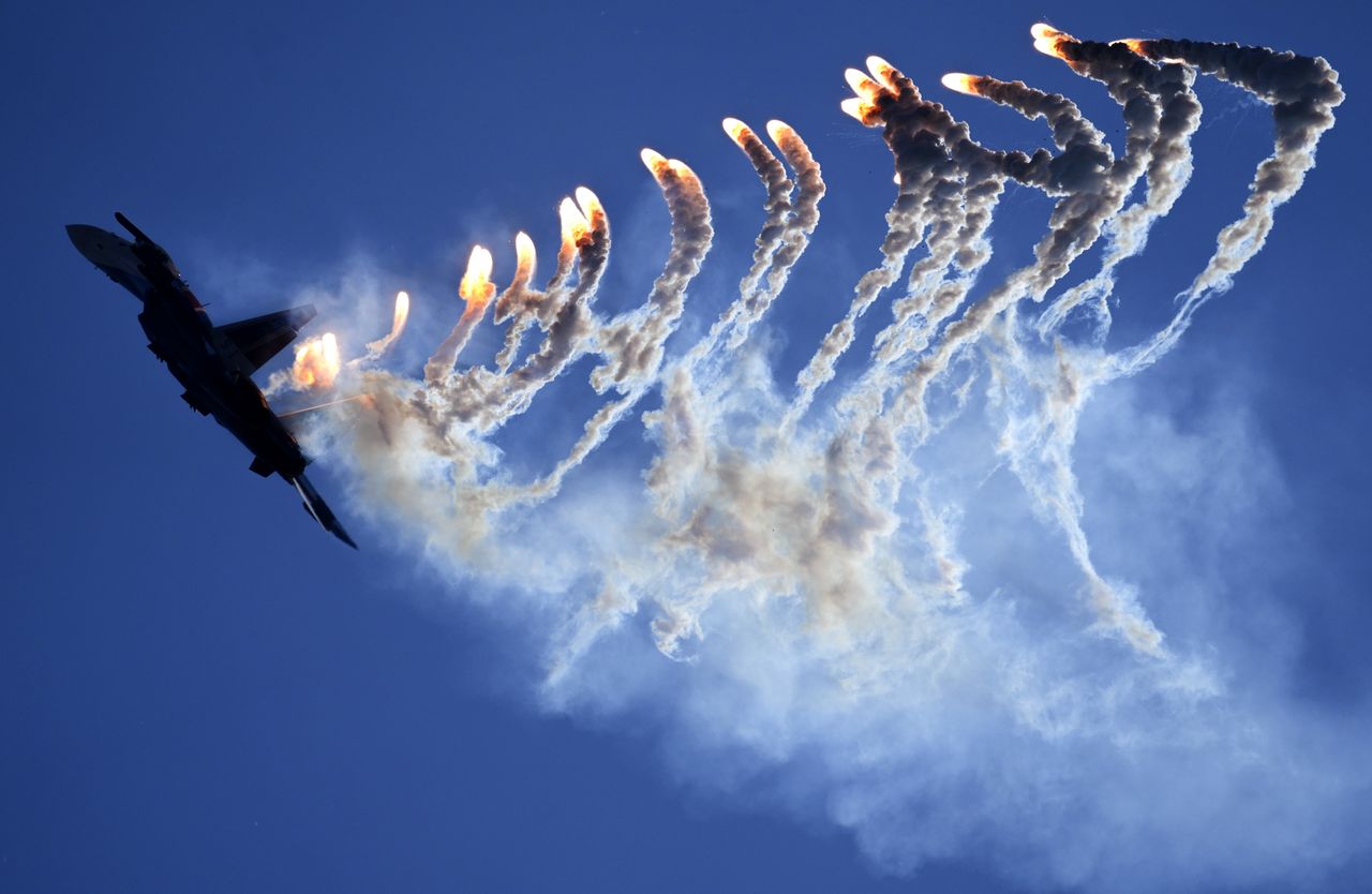 Su-35 podczas pokazów lotniczych.