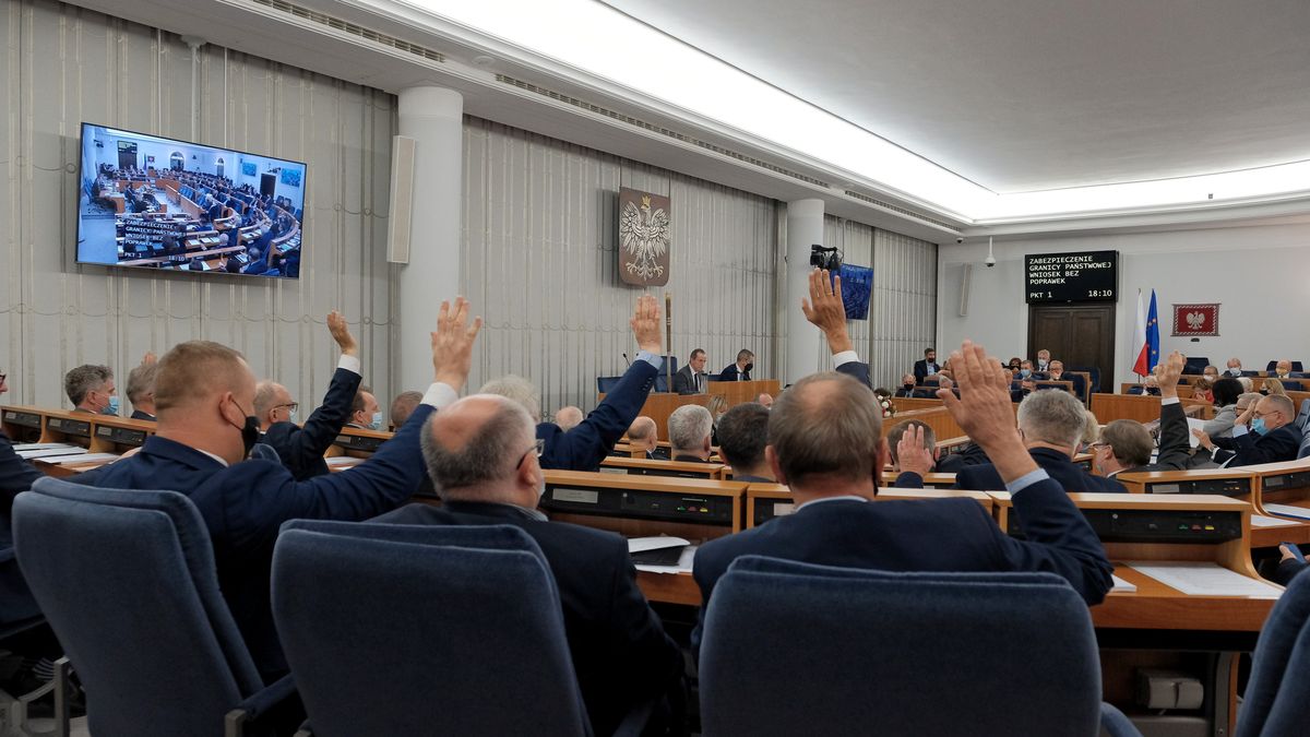Warszawa, 27.10.2021. Senatorowie na sali obrad Senatu w Warszawie podczas głosowania nad ustawą o budowie zabezpieczenia granicy państwowej, 27 bm. (jm) PAP/Mateusz Marek