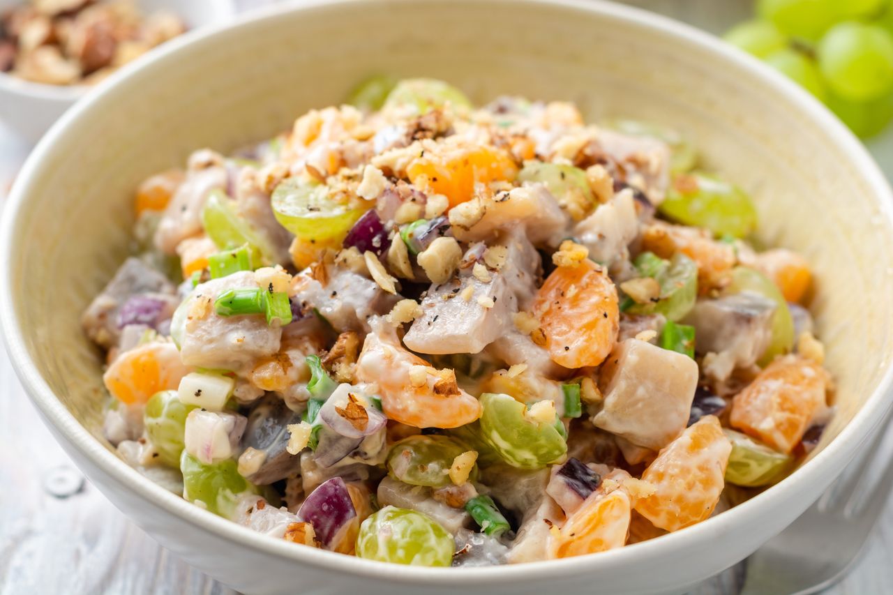 Sałatka śledziowa z mandarynkami. Proste wykonanie, a efekt zachwyca smakiem