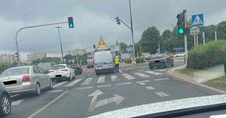 Poranne zderzenie BMW i audi na rondzie przy Orfeuszu. Dwie kobiety trafiły do szpitala