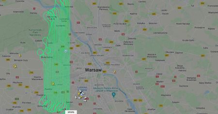 Nad Warszawą lata samolot, który porusza się dziwną trasą. Ratusz wyjaśnia