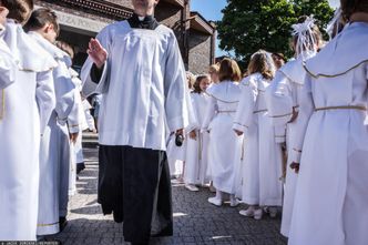 Pierwsze komunie drenują portfele. Cena "za talerzyk" może wzrosnąć nawet w ostatnim momencie