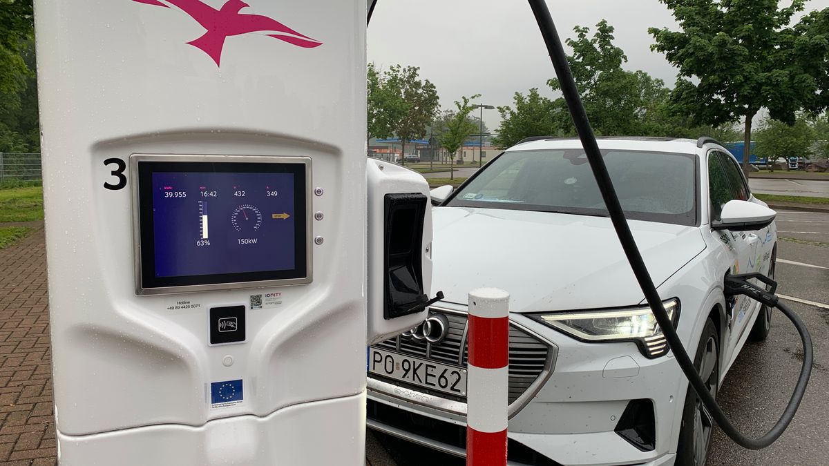 Koszt przejechania 100 km Audi e-tron zasilanym ładowarką Ionity przekracza 100 zł na 100 km.
