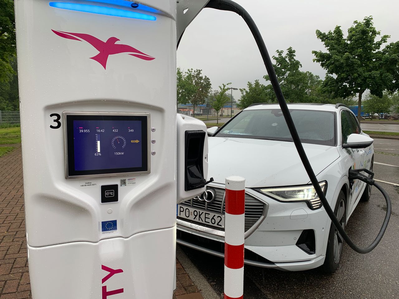 Koszt przejechania 100 km Audi e-tron zasilanym ładowarką Ionity przekracza 100 zł na 100 km.