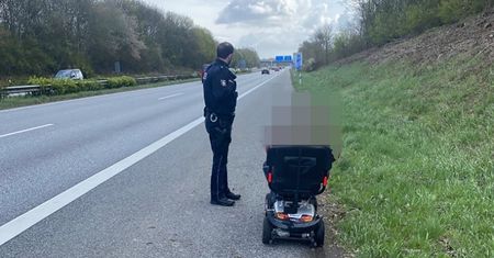 83-latek pędził po autostradzie, ale nie autem. Zatrzymali go policjanci