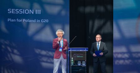 Architektura dialogu: Rafał Olesiński o tym, jak Fundacja Bridge przekuwa wizję w globalną debatę | East x West Forum 2026