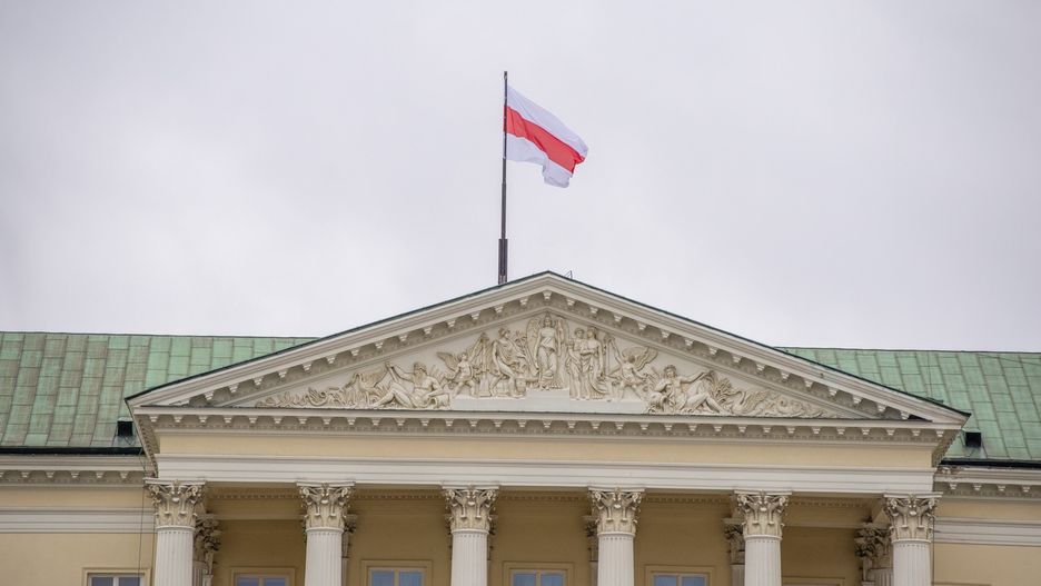 Warszawa. Opozycyjna flaga białoruska została wciągnięta na maszt ratusza przy placu Bankowym