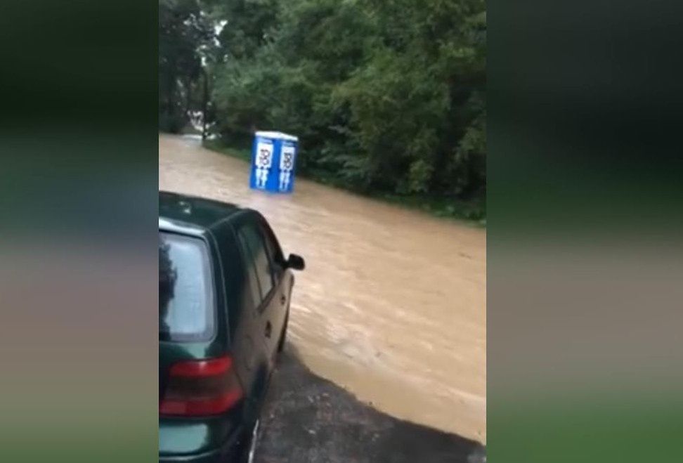 Burze i nawałnice. W porębie woda porwała kabinę toaletową