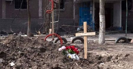 Rosjanie wykopują zwłoki w Mariupolu i zakazują nowych pochówków.